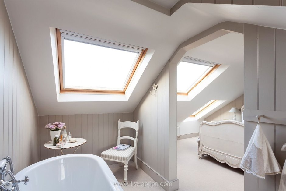 Спальня с ванной на мансарде