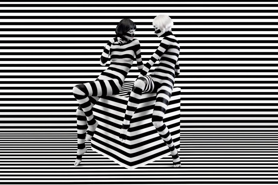 Вертикальные полосы на стене в интерьере