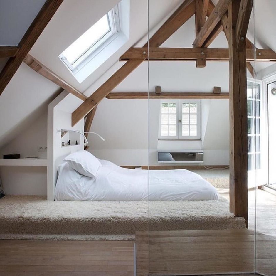 Перегородка на мансарде между кроватью и лестницей
