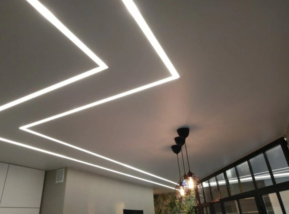 Световые линии на потолке