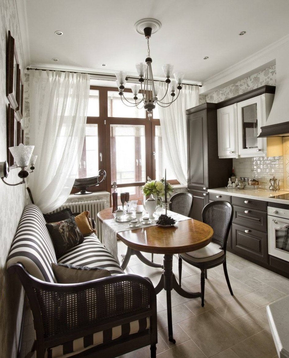 Диван в гостиной совмещенной с кухней