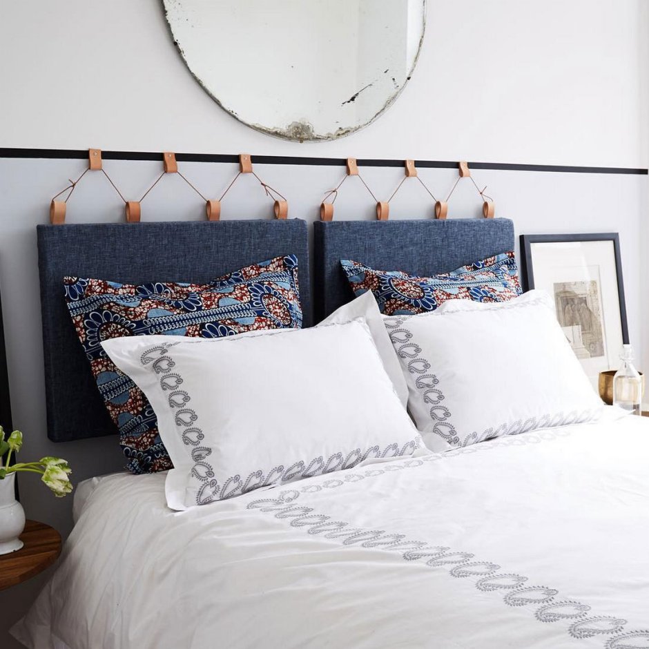 Кровать с подушками в изголовье