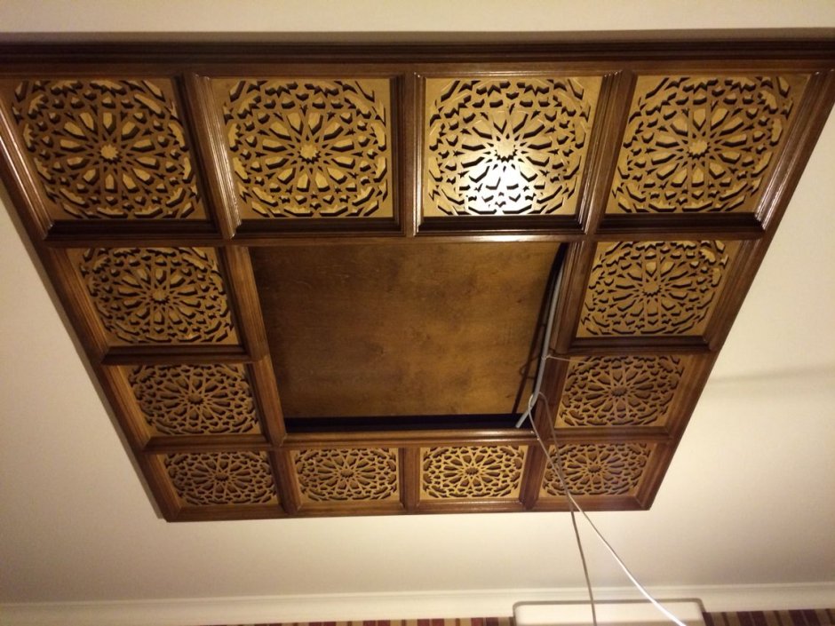 Резной потолок из дерева