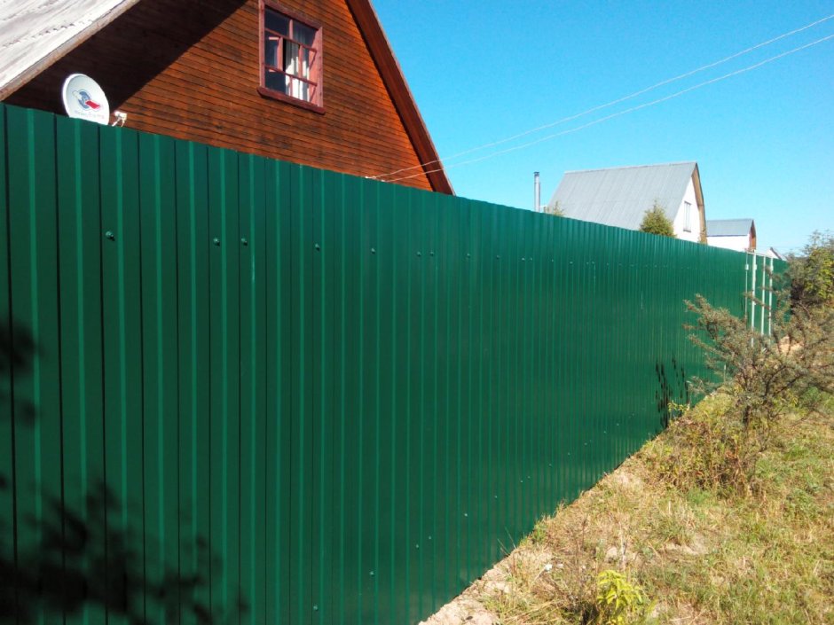 Зеленый забор из профнастила
