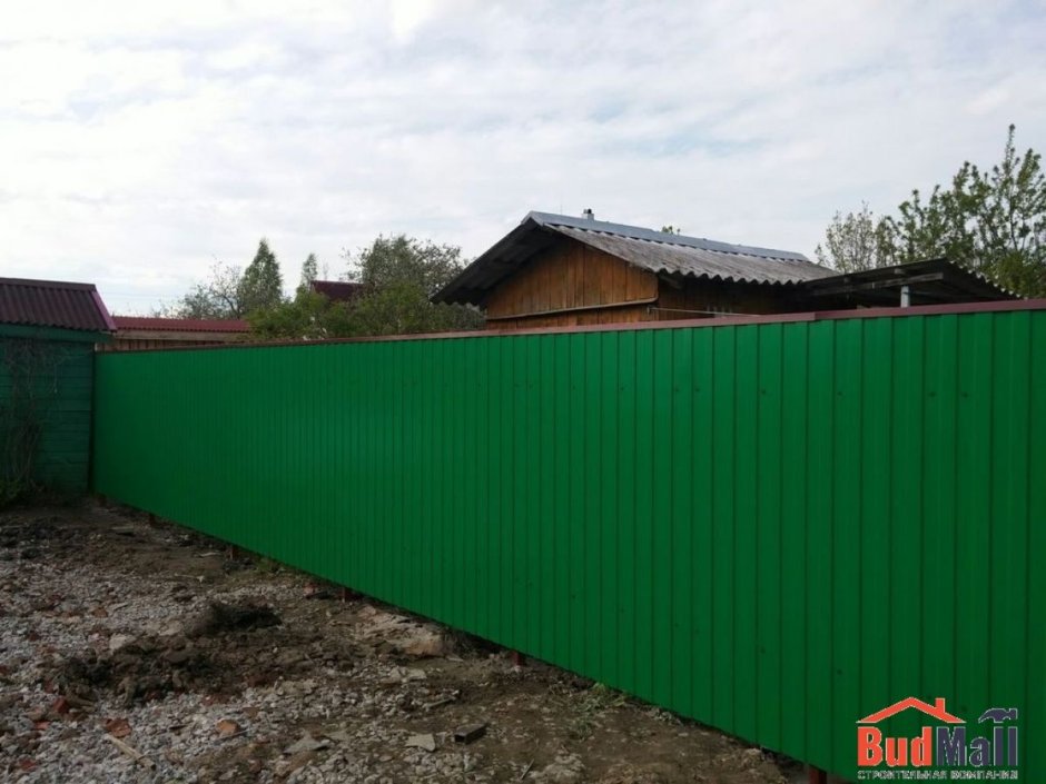 Зеленый забор из профнастила