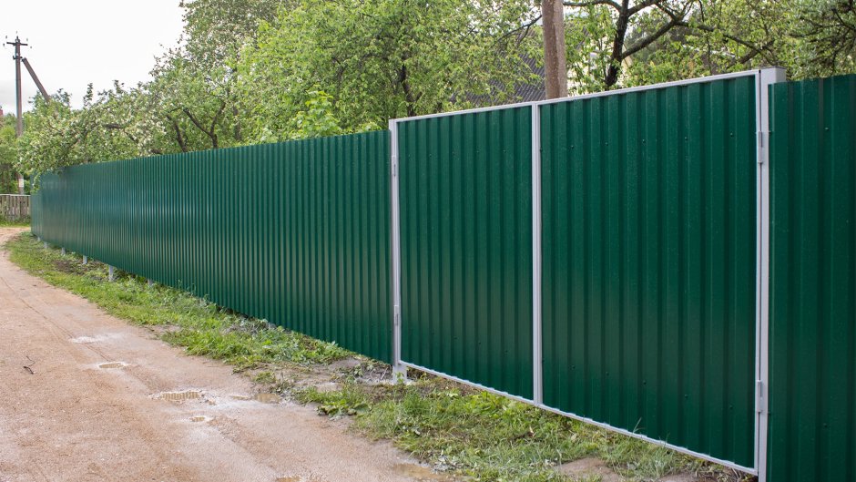 Зелёный мох RAL 6005 забор