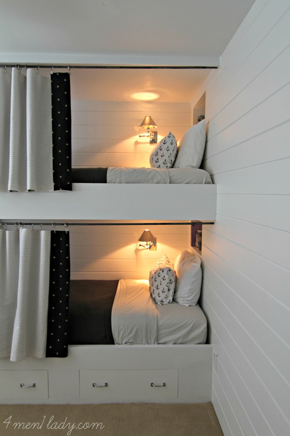 Спальное место в маленькой комнате