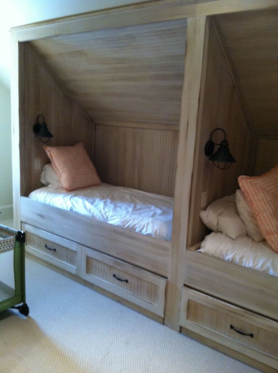 Кровать на мансарде