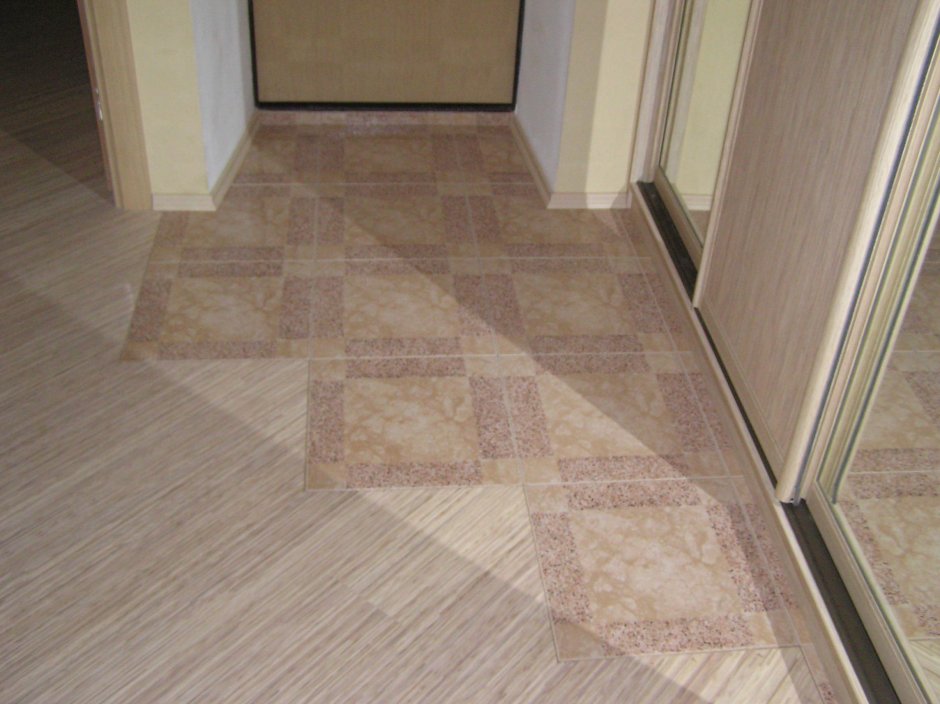 Плитка с линолеумом в коридоре