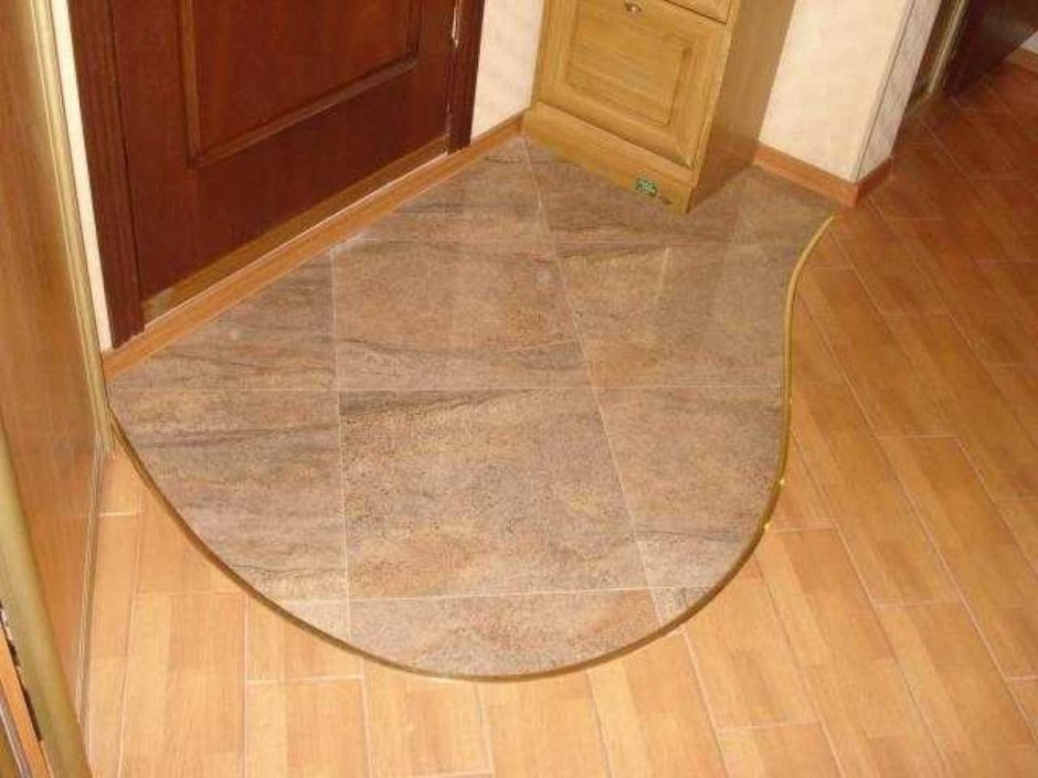 Плитка с линолеумом в коридоре