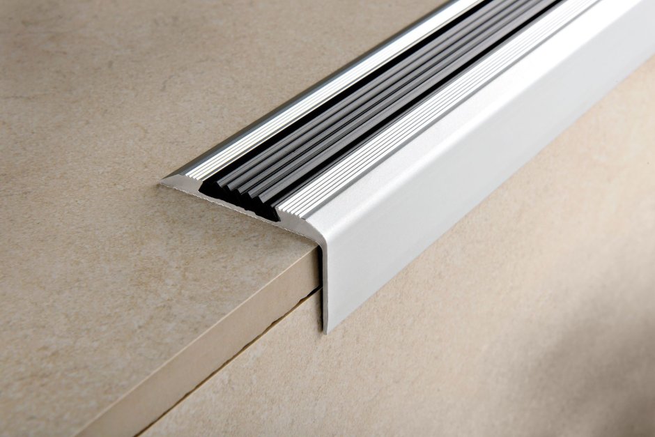 Алюминиевый противоскользящий профиль с резиновой вставкой