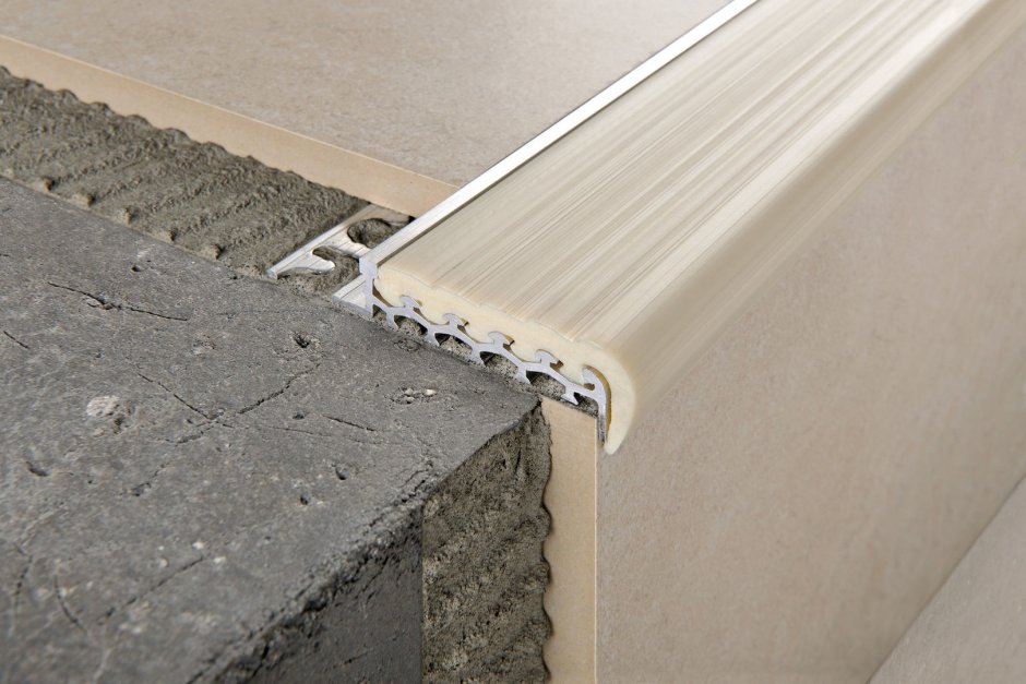 Профиль резиновый бежевый (1185мм)