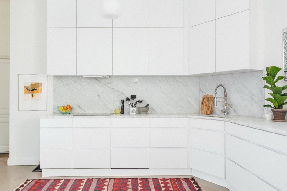 Белая кухня с мраморным фартуком