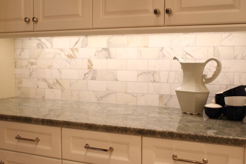 Фартук для кухни из плитки под мрамор
