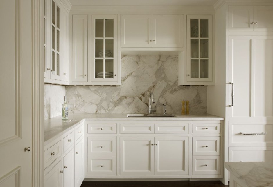 Белая кухня классика с мраморной столешницей