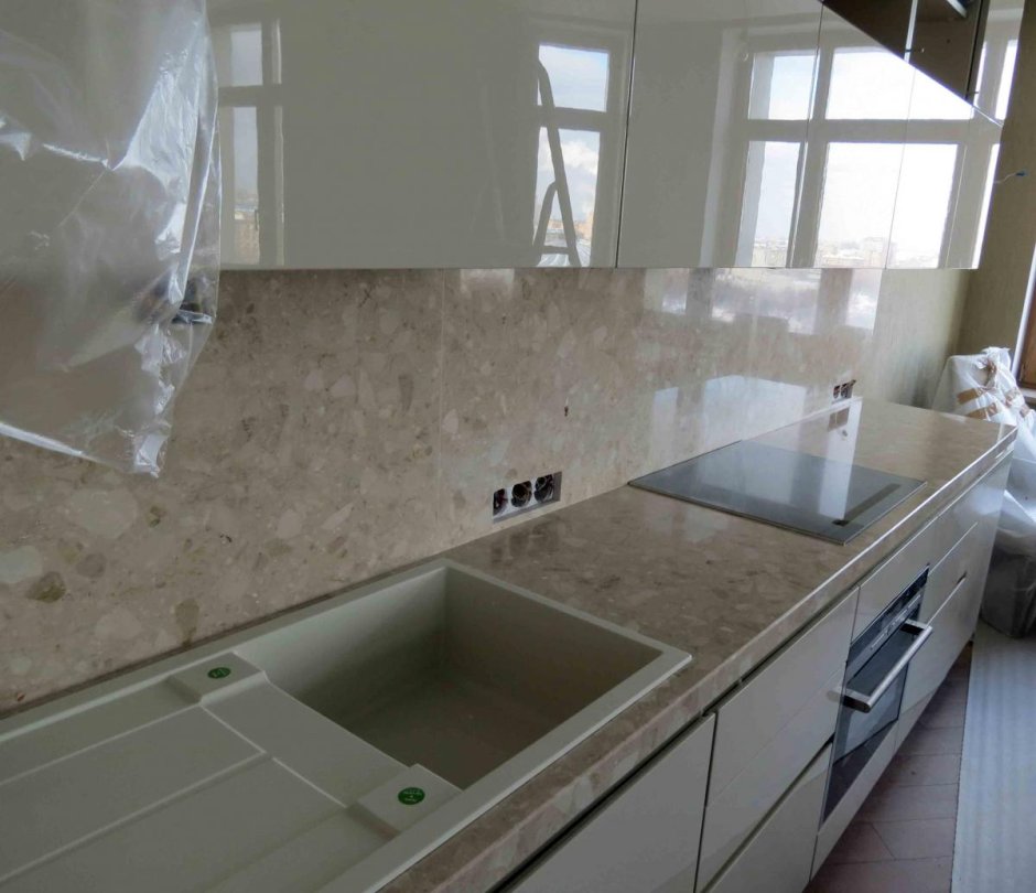 Фартук и столешница для кухни одного цвета