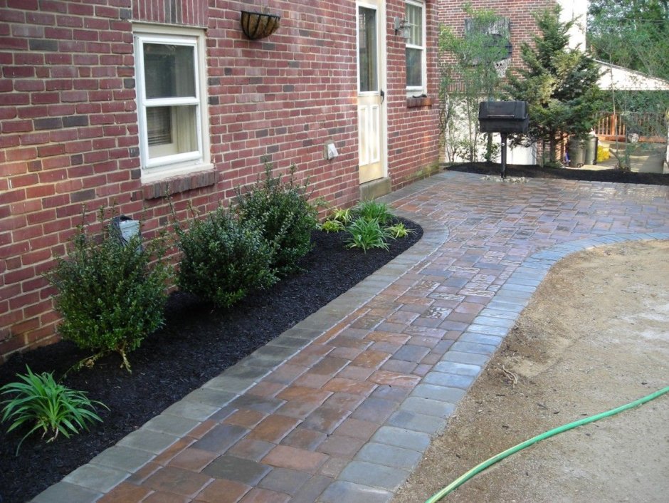 Тротуар вдоль дома