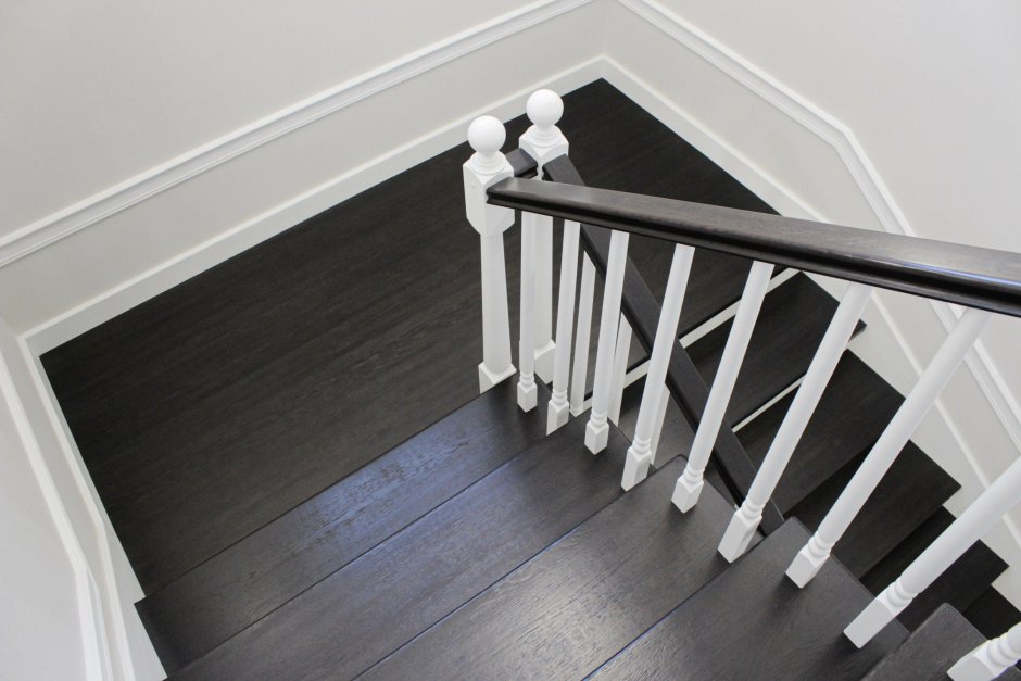 Лестничный плинтус белый