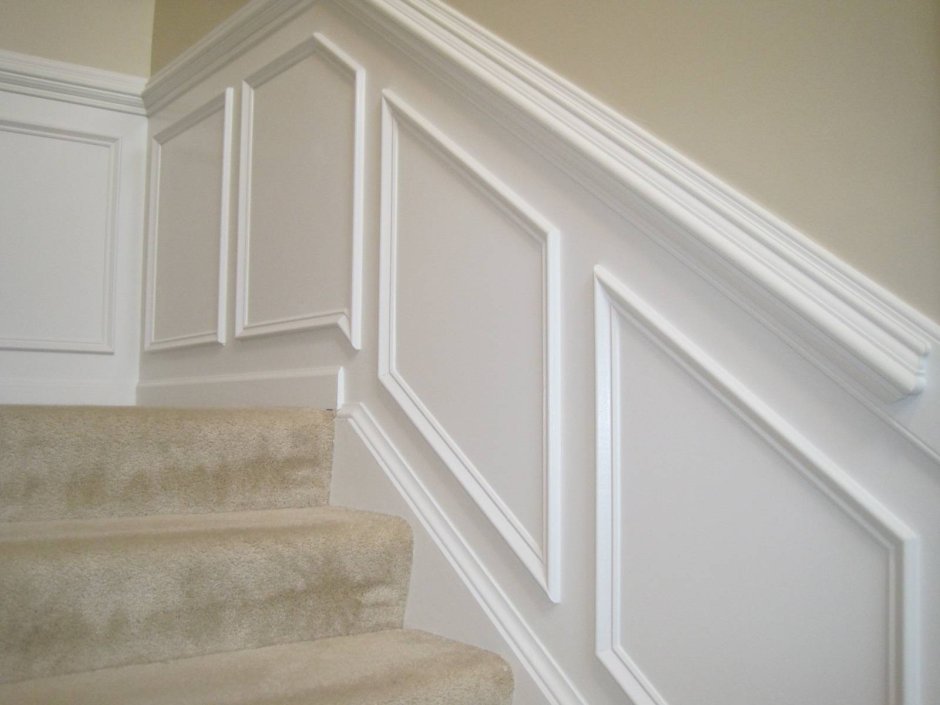 Полиуретановый плинтус на лестнице