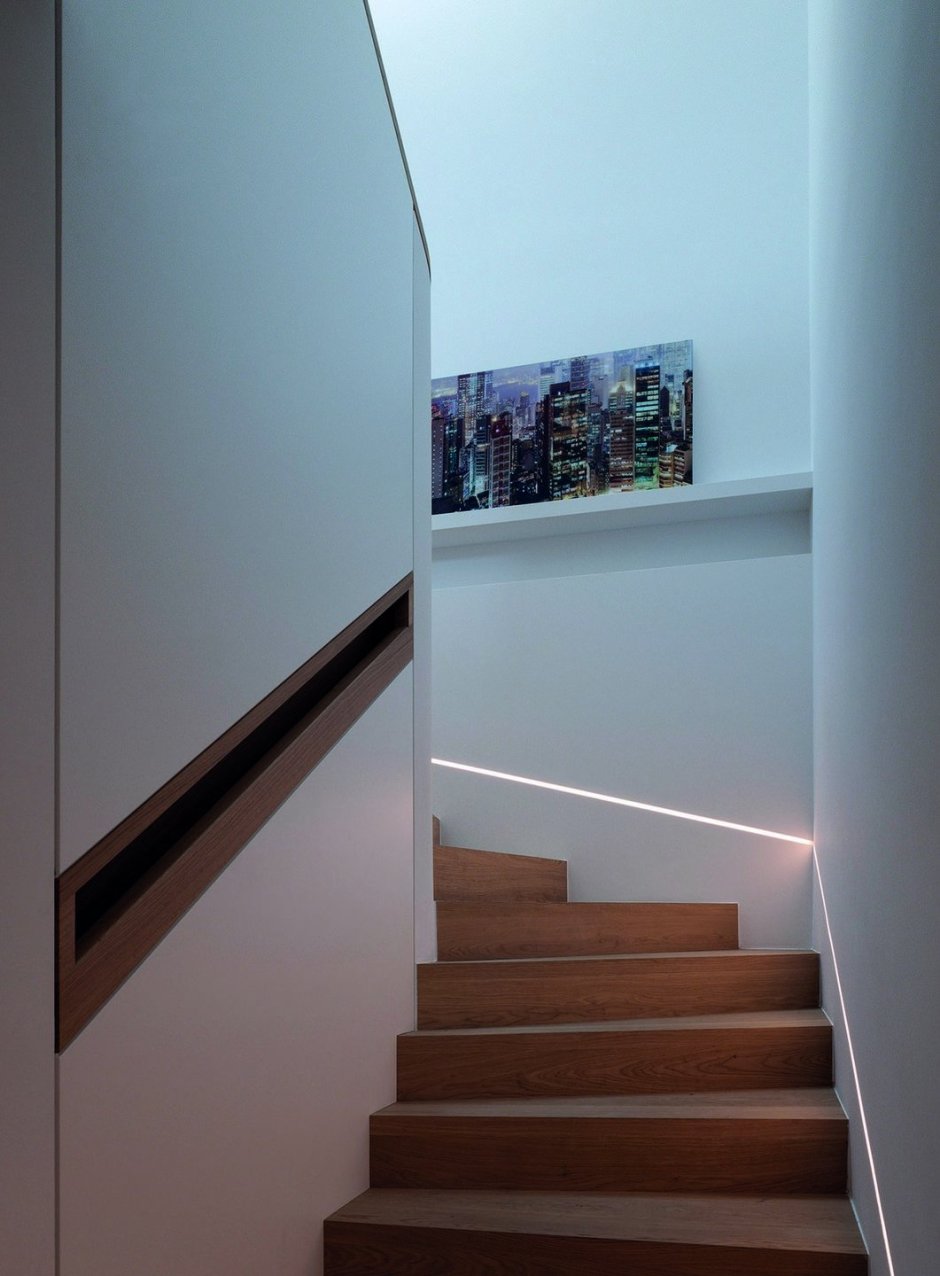 Настенные декорации вдоль лестницы