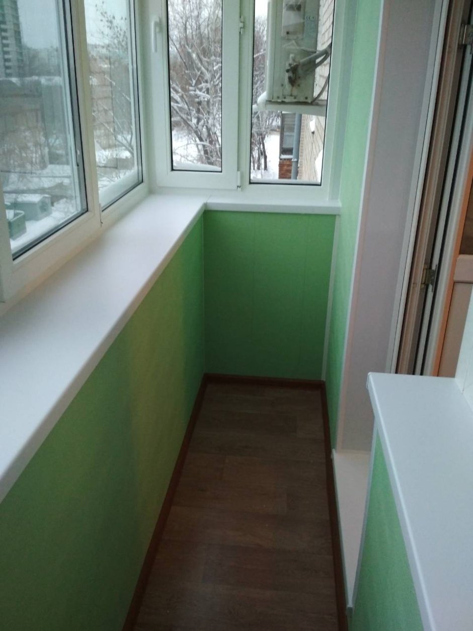 Балкон с большими окнами