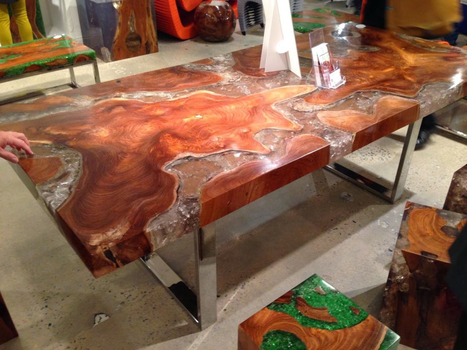 Стол с эпоксидной смолой лава