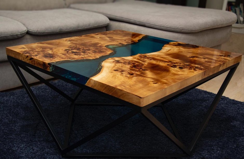 Стол из массива дерева с эпоксидной смолой