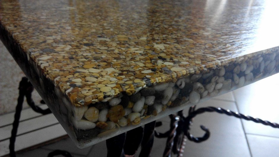 Столешницей из кварцевого камня Quartzforms