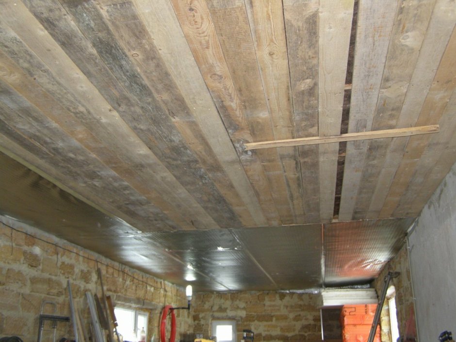 Обшивка чернового потолка