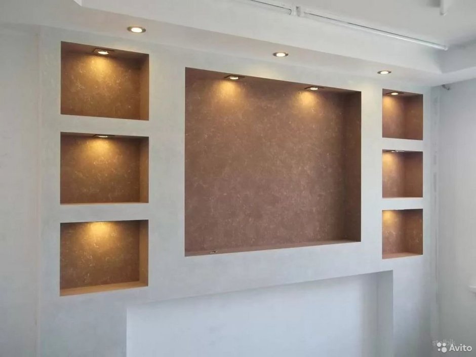 Полки из гипсокартона в гостиной