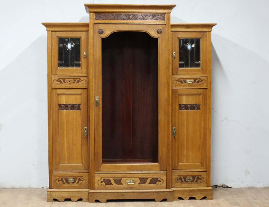 Старинный шкаф для одежды