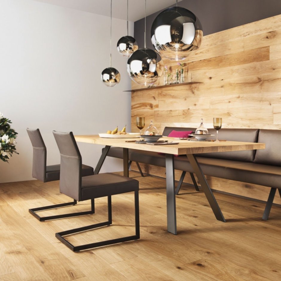 Ламинат на стене в столовой