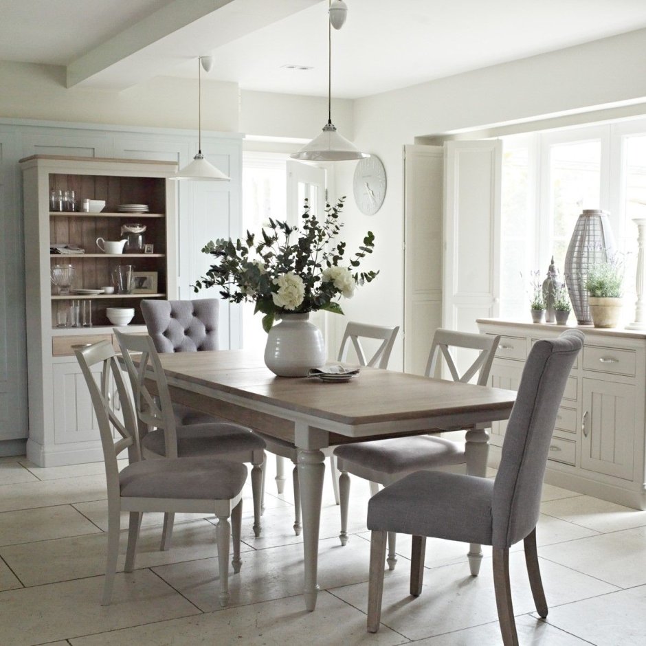 Обеденный стол и буфет