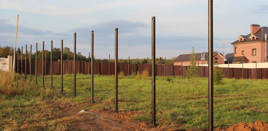 Столбы для забора на винтовых сваях