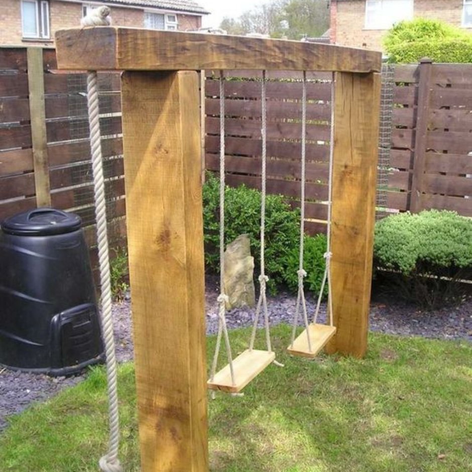 Качели на деревянных Столбах