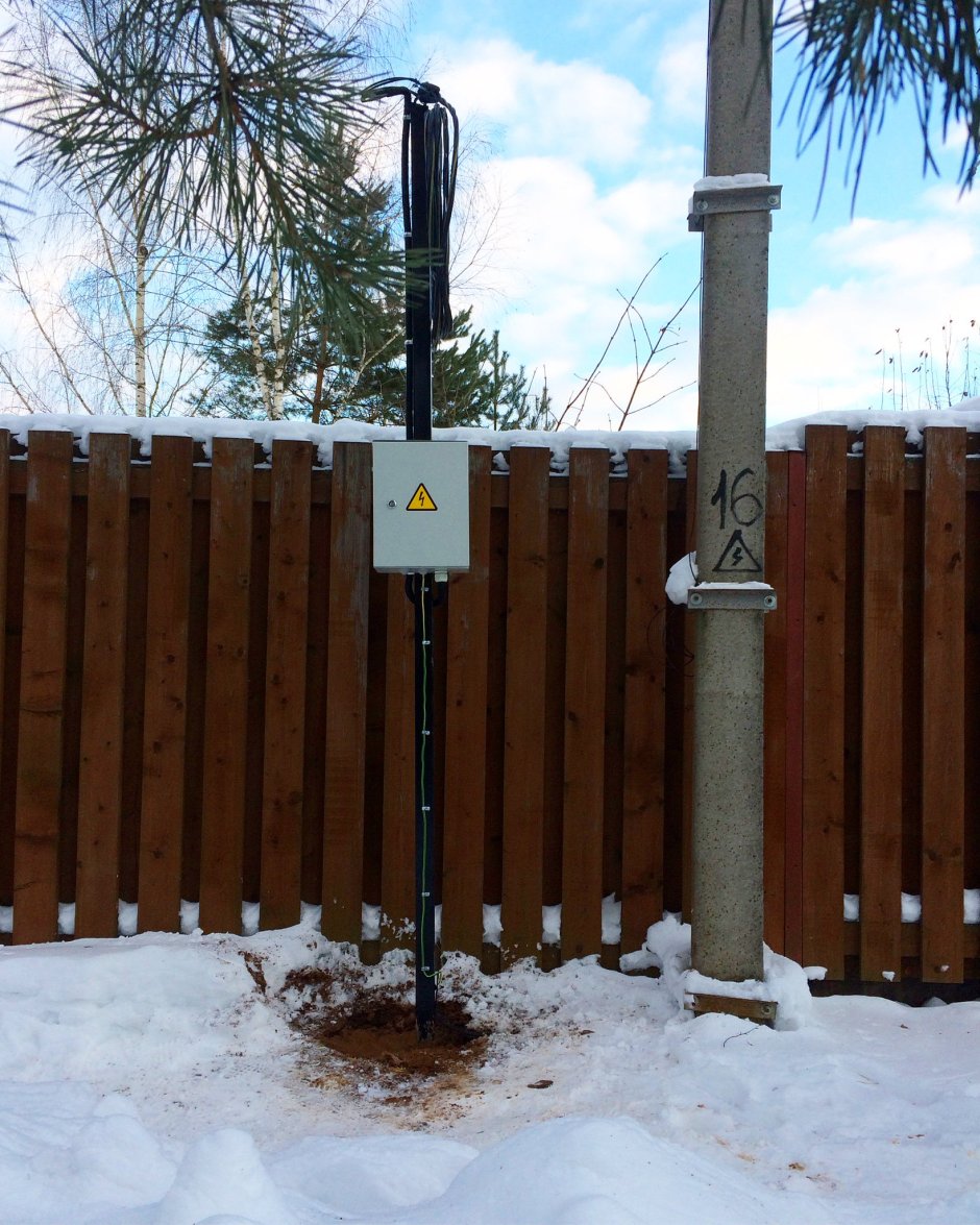 Металлические столбы для электричества на даче