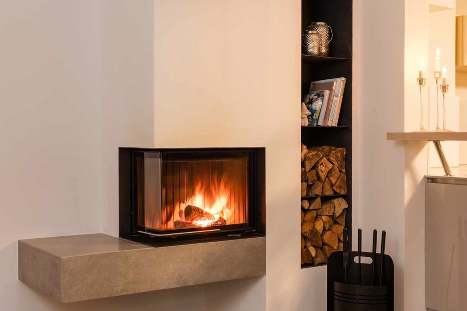 Угловой камин в гостиной