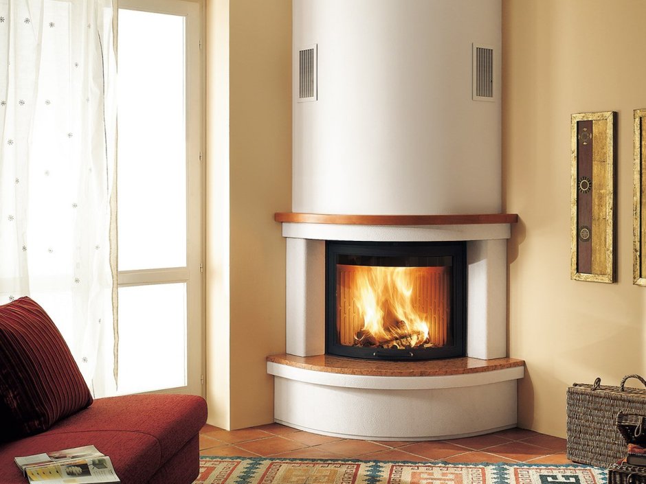 Угловой полукруглый камин