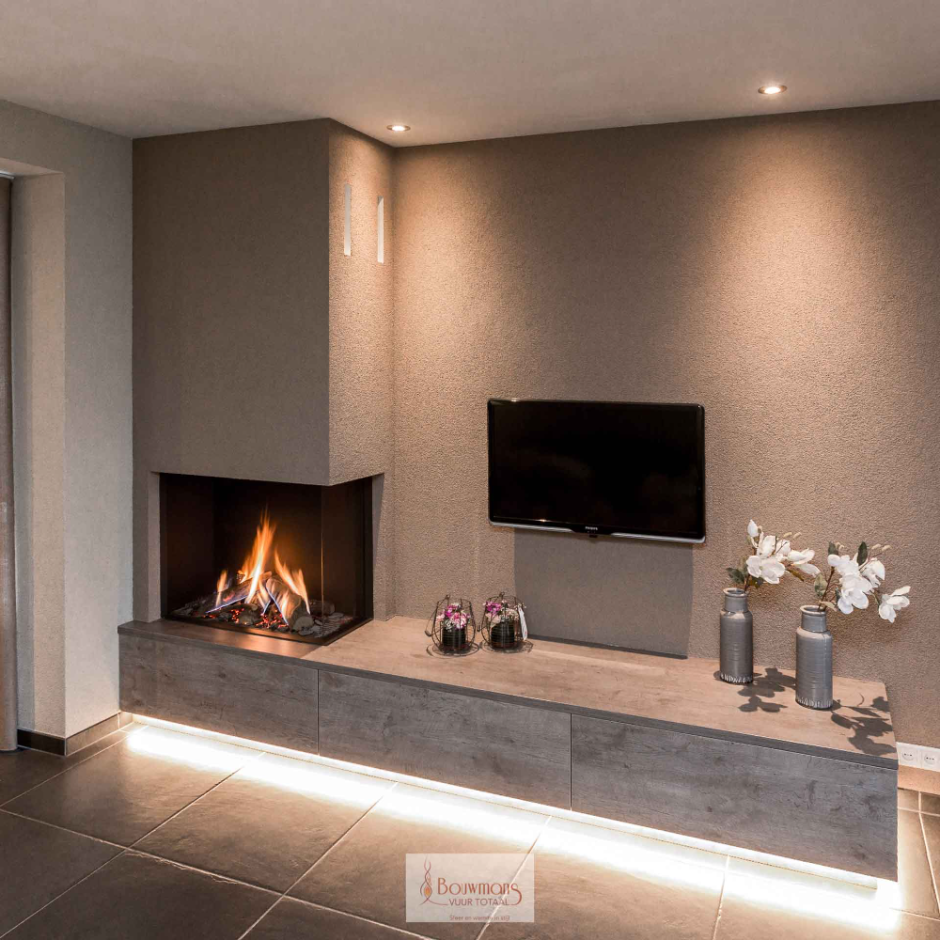 Угловой камин в зале