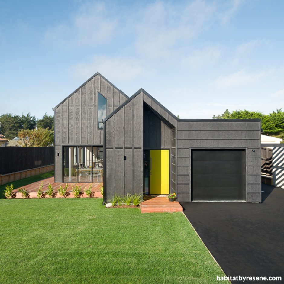 Маленький двухэтажный черный дом