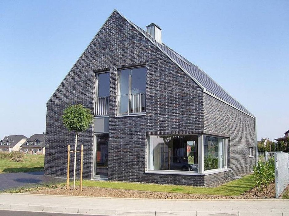 Дом из серого кирпича