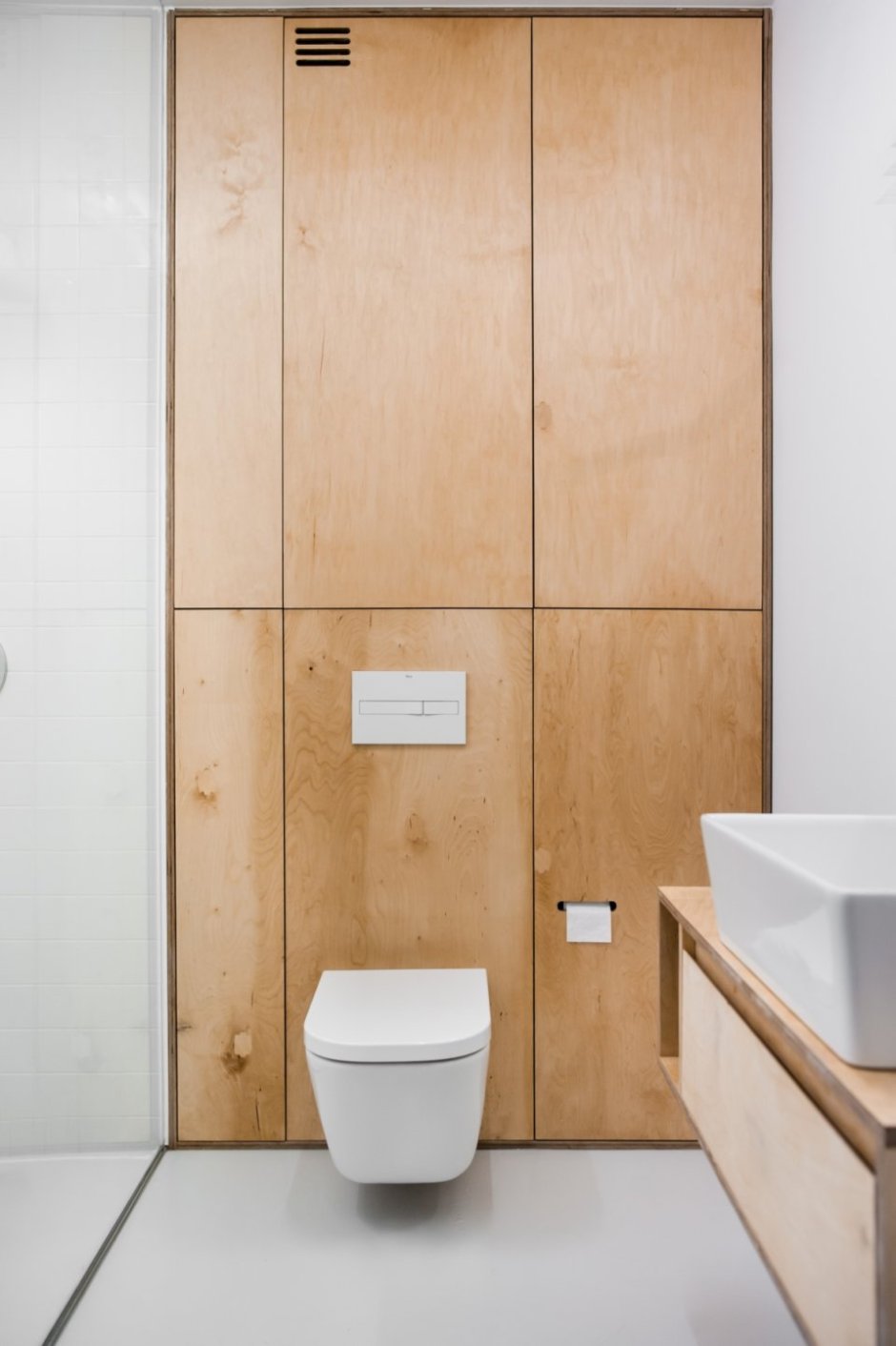 Шкаф над унитазом с инсталляцией