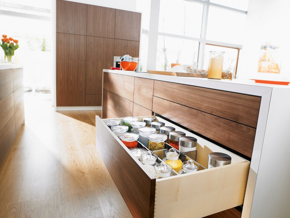 Хранение посуды в выдвижных ящиках