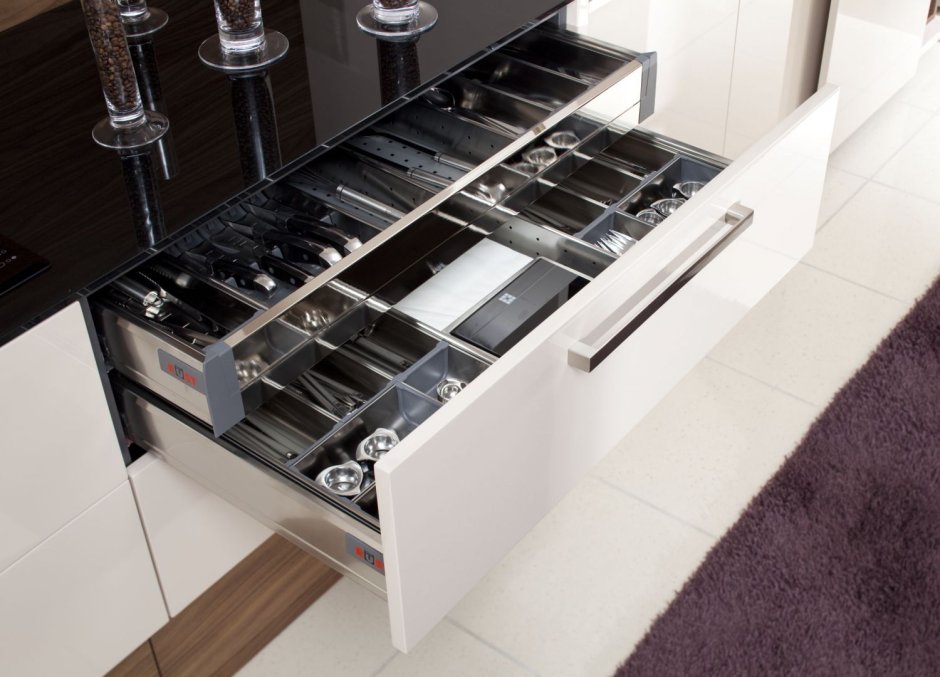 Большие выдвижные ящики на кухне