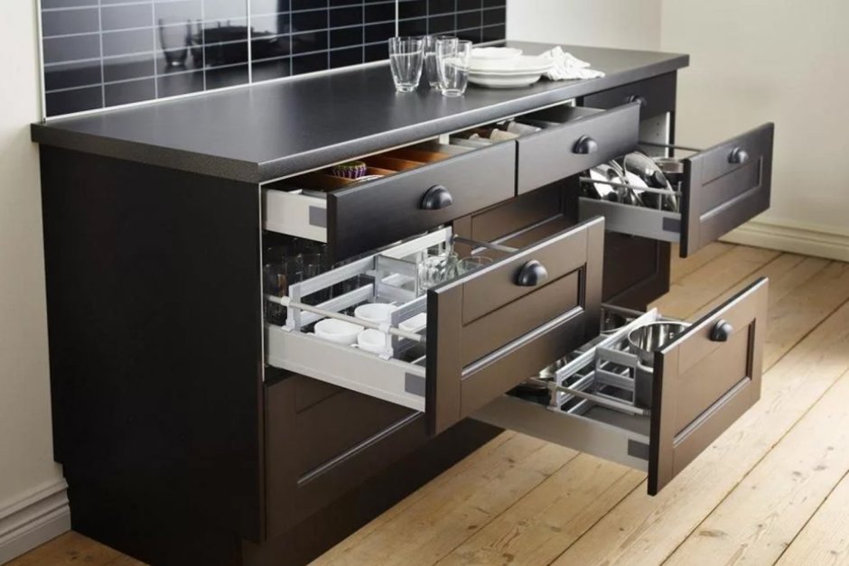Кухонный гарнитур с выдвижными ящиками