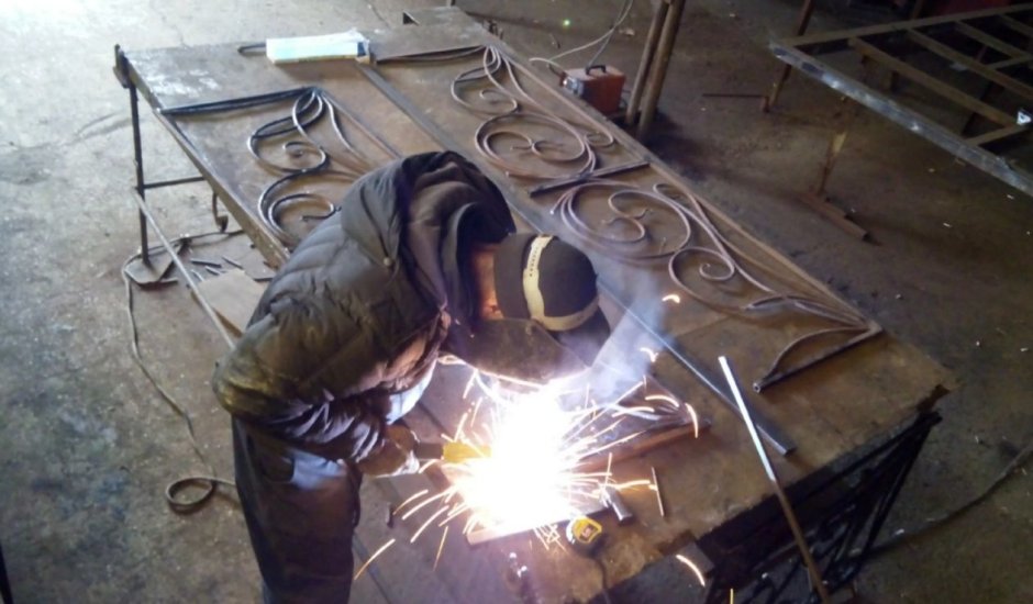 Необычные ножки для стола из металла