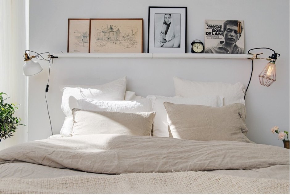 Полочка над кроватью