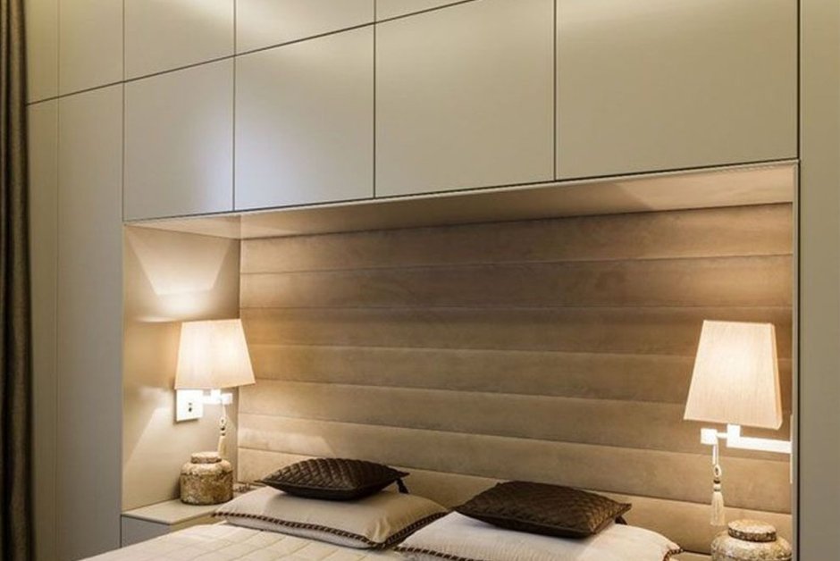 Шкафы над изголовьем кровати в спальне
