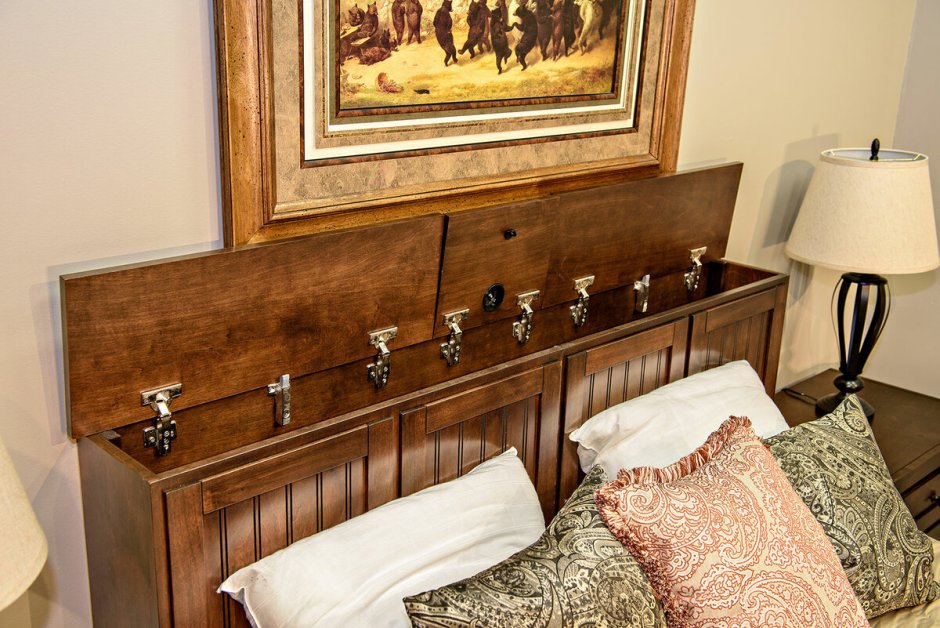 Кровать с ящиком за изголовьем