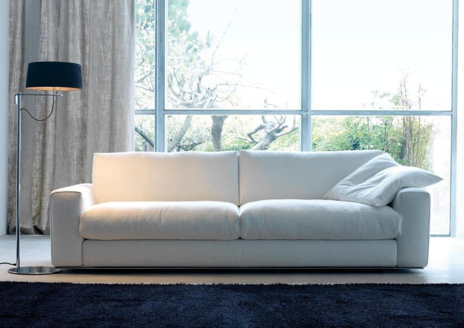 Красивый белый диван